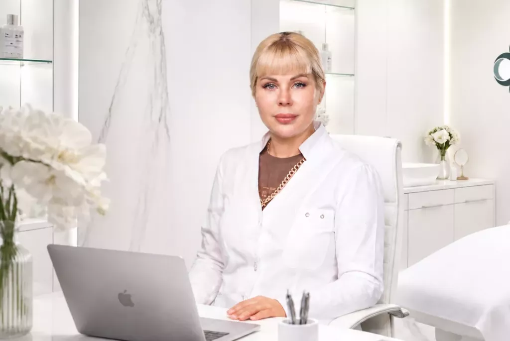 Врач клиники Profi Derm в кабинете консультаций